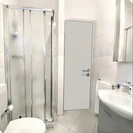 Regina Di Apartment Dongo